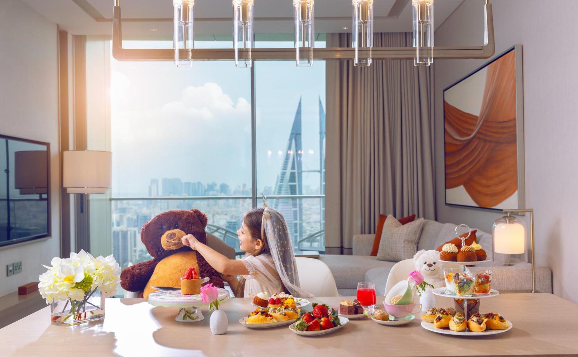 Onyx Rotana Hotel Manáma Kültér fotó A woman with a teddy bear