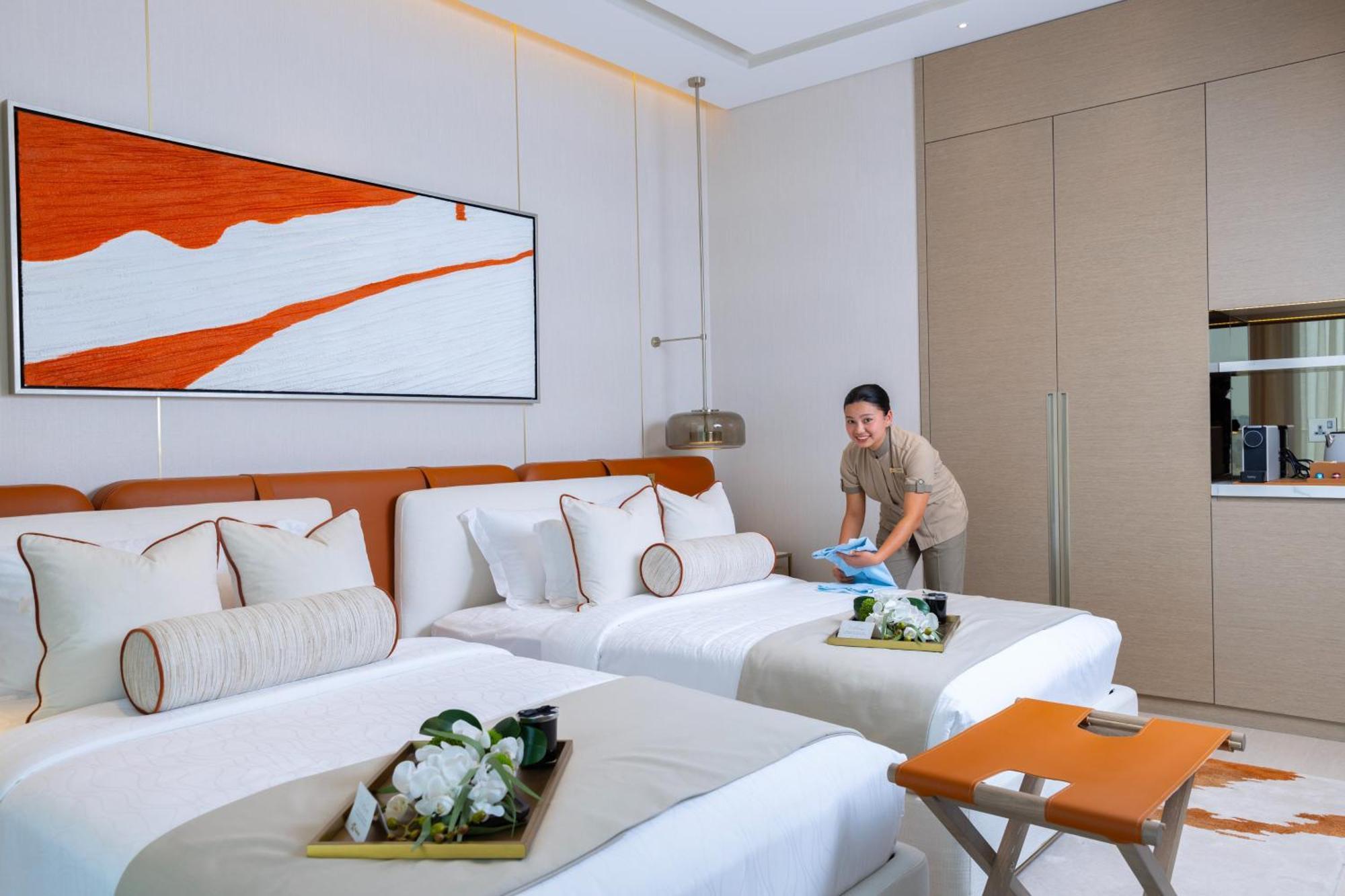 Onyx Rotana Hotel Manáma Kültér fotó A housekeeper making a bed at a hotel