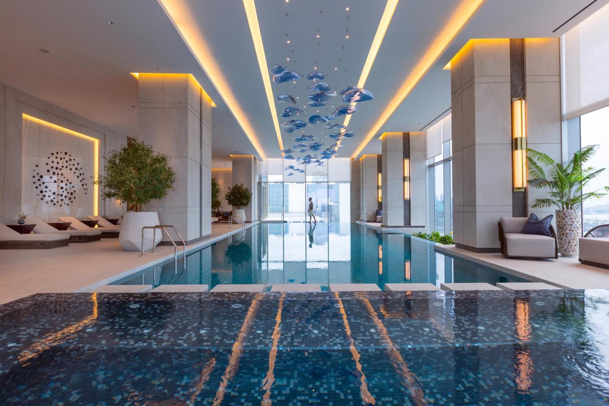 Onyx Rotana Hotel Manáma Kültér fotó The swimming pool at the Ritz-Carlton, DIFC