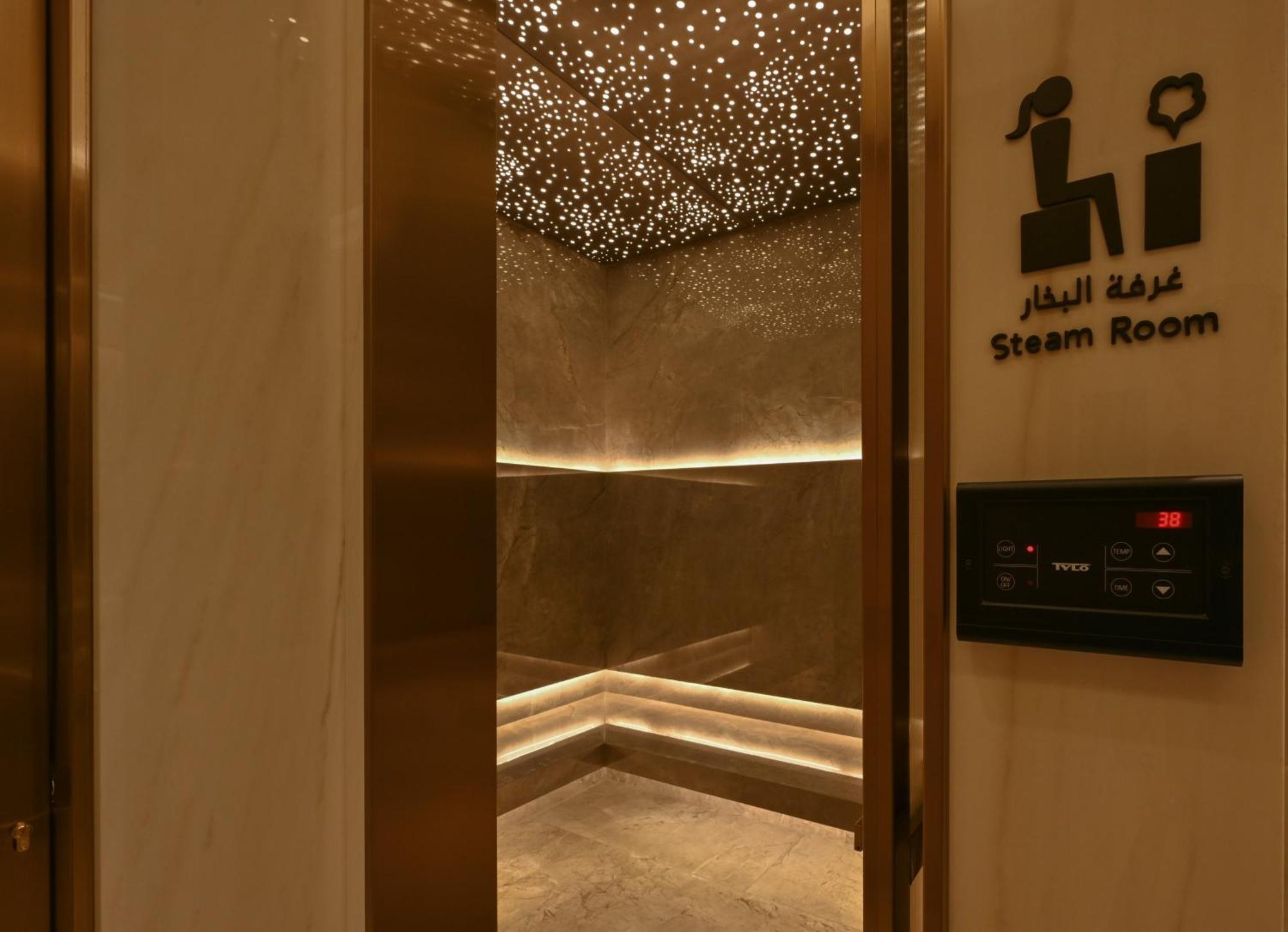 Onyx Rotana Hotel Manáma Kültér fotó A steam room in a hotel