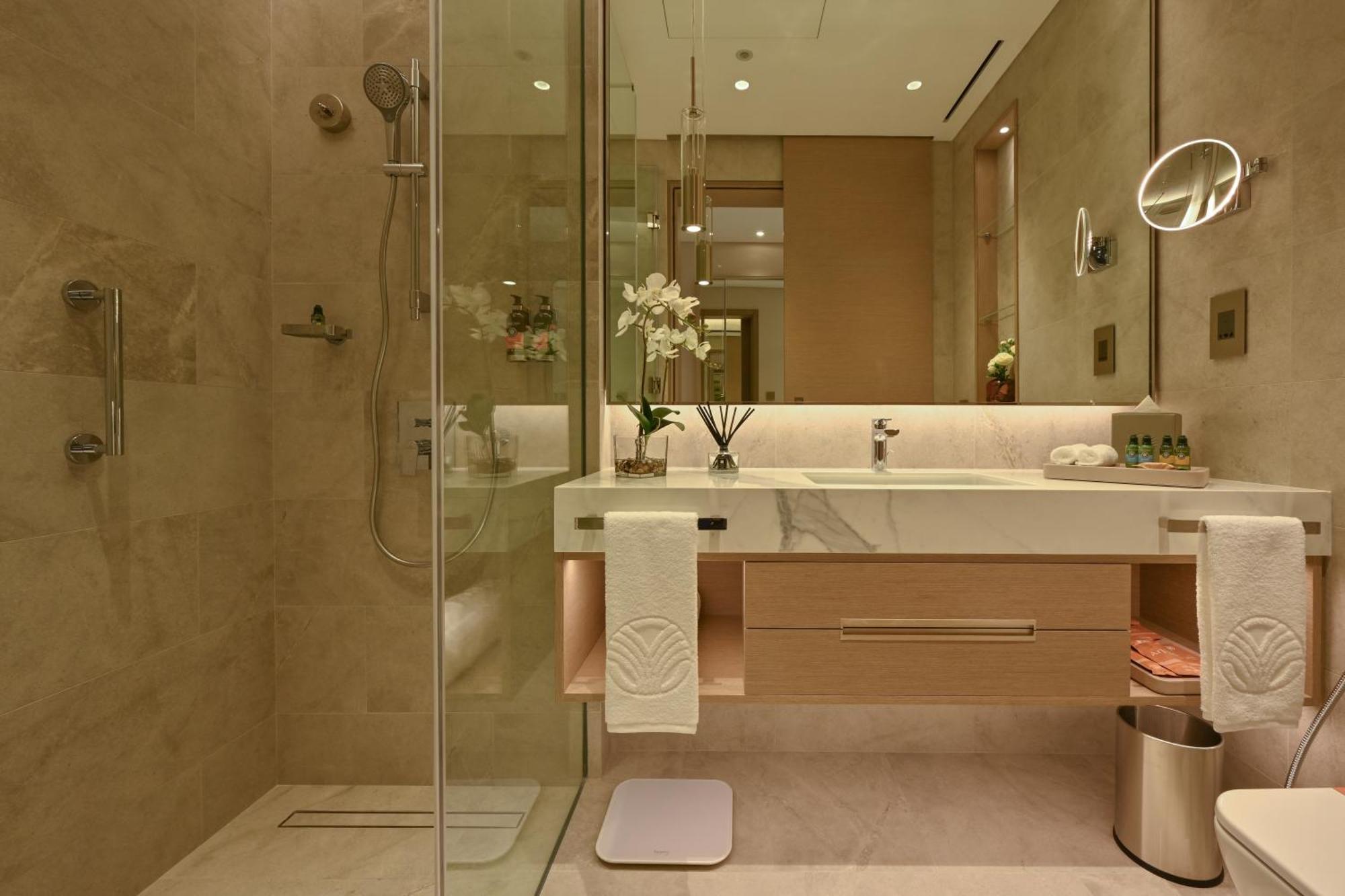 Onyx Rotana Hotel Manáma Kültér fotó A bathroom in a hotel